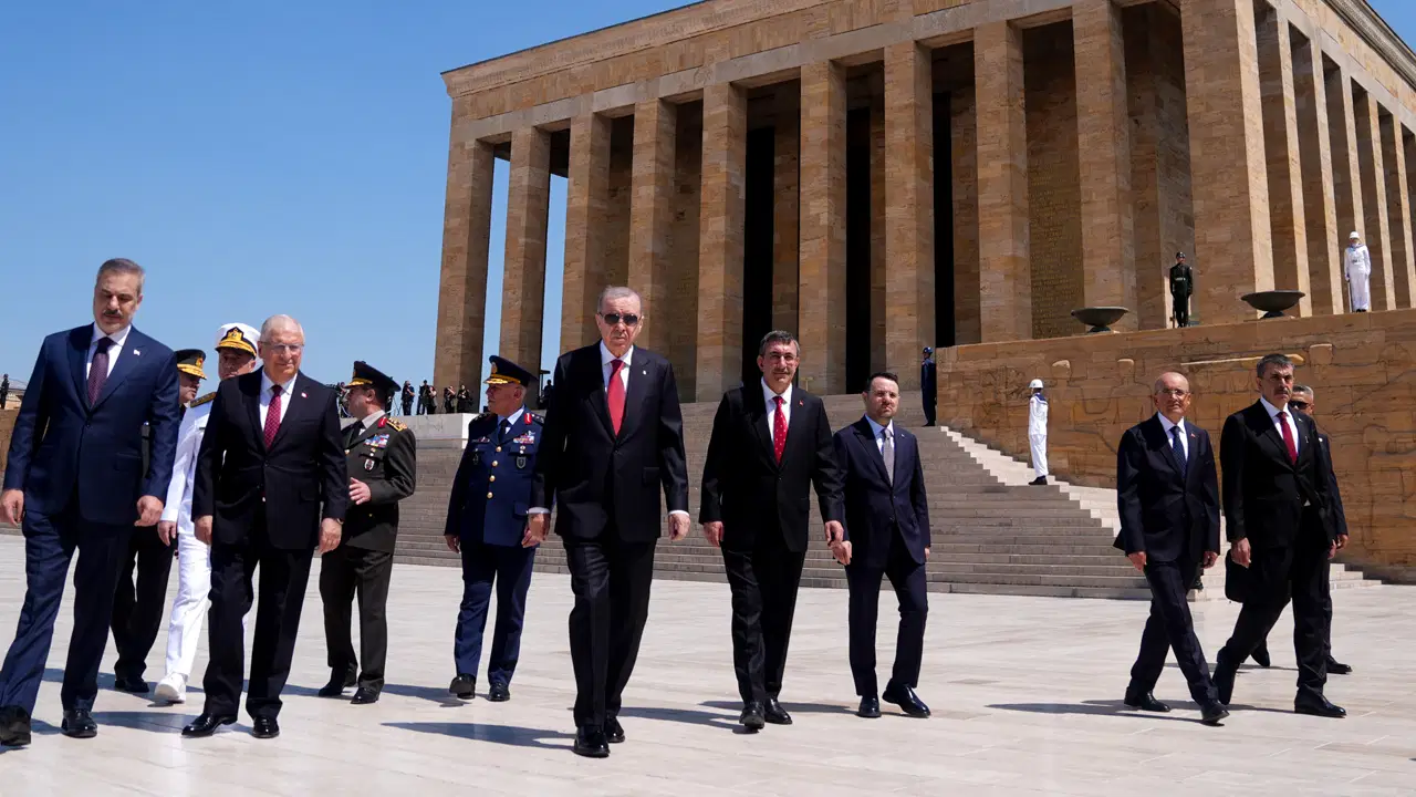 Erdoğan ve YAŞ üyeleri, Anıtkabir’i ziyaret etti